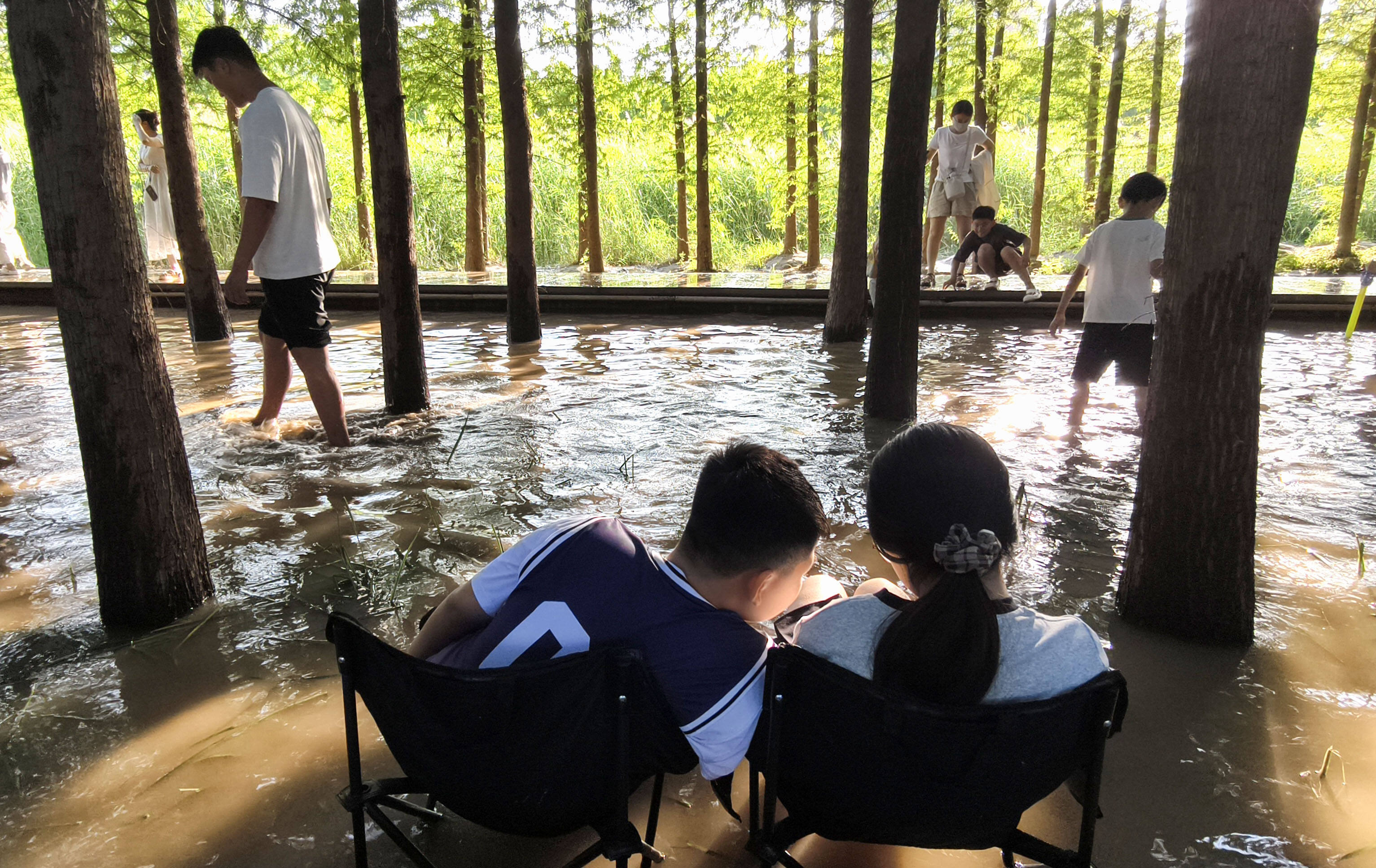 持续高温，郑州市民爱上“水生活”