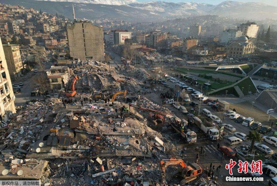 航拍土耳其地震受災區域：大批房屋受損 球場密布帳篷