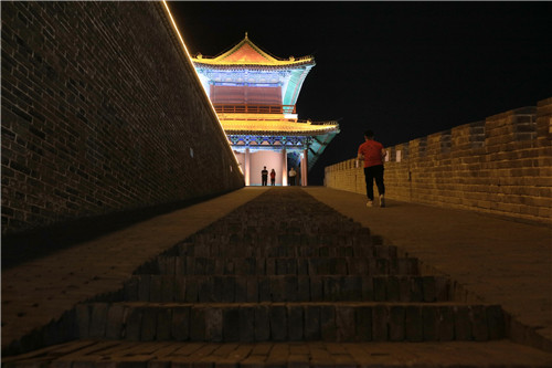 为了保护文物，消减火灾隐患，正定县的旅游点，参观者必须接受禁带火种检查。-河宁 摄.jpg