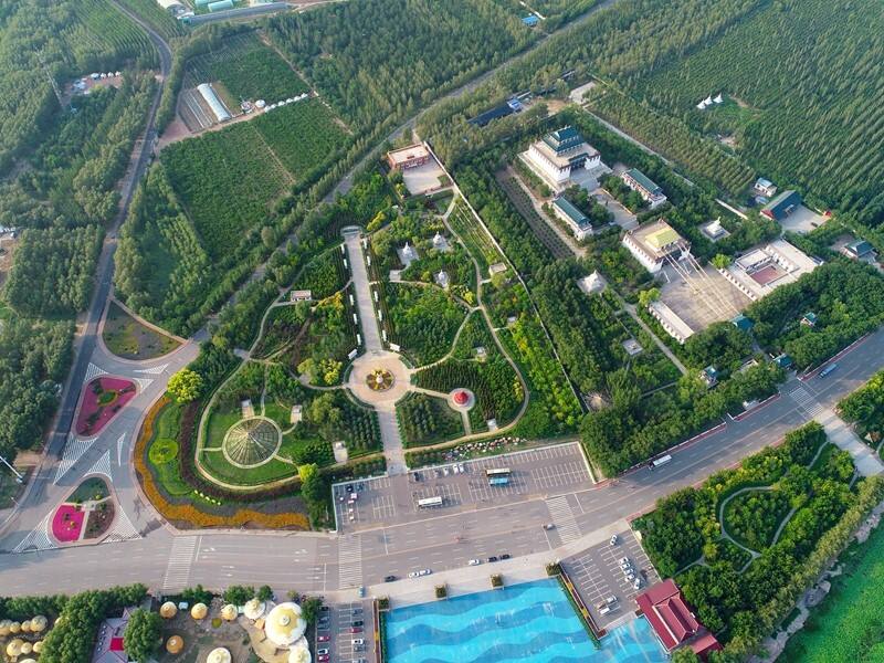 (018)围绕生态旅游做文章，沿湖景点绿翠环绕-河宁 摄.jpg