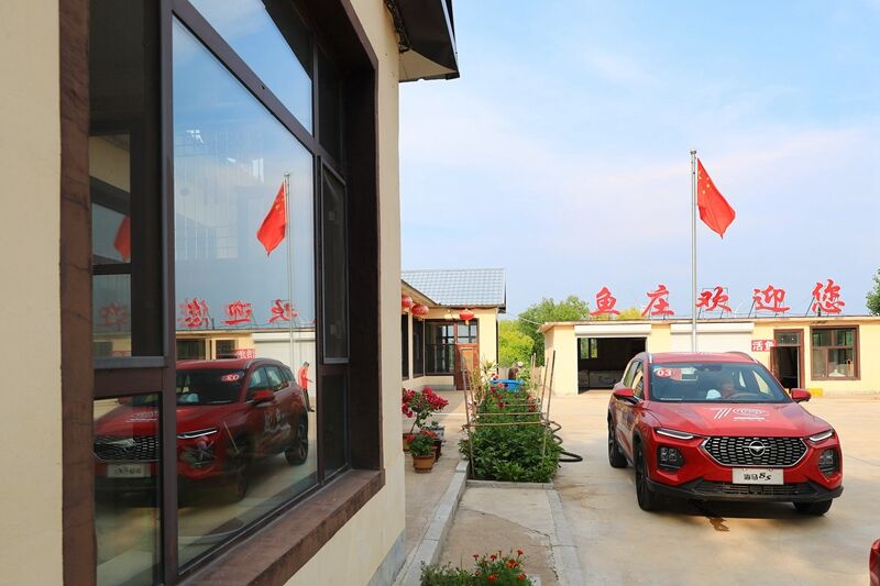 (065)尚影家的鱼庄小院，五星红旗格外醒目-河宁 摄 - 副本.jpg
