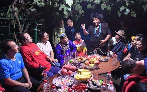 满族代表唱起草原民歌.jpg 满族代表唱起草原民歌.jpg