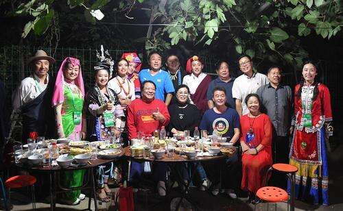 陇海大院的邻居们和全国少数民族运动会代表们合影留念.jpg 陇海大院的邻居们和全国少数民族运动会代表们合影留念.jpg