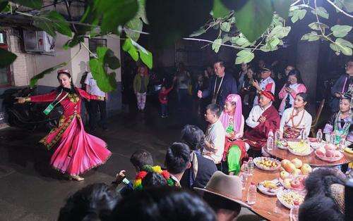 新疆姑娘古丽·吐然跳起了新疆舞.jpg 新疆姑娘古丽·吐然跳起了新疆舞.jpg