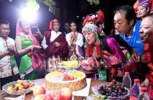 恰逢云南代表团的倪玉芬的生日,陇海大院为她庆祝生日。.jpg 恰逢云南代表团的倪玉芬的生日,陇海大院为她庆祝生日。.jpg