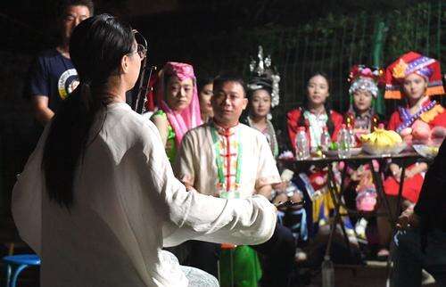 陇海大院的邻居为大家拉二胡助兴.jpg 陇海大院的邻居为大家拉二胡助兴.jpg