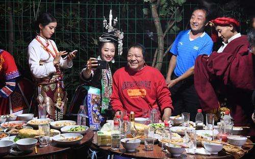 大家争相和高新海合影留念.jpg 大家争相和高新海合影留念.jpg