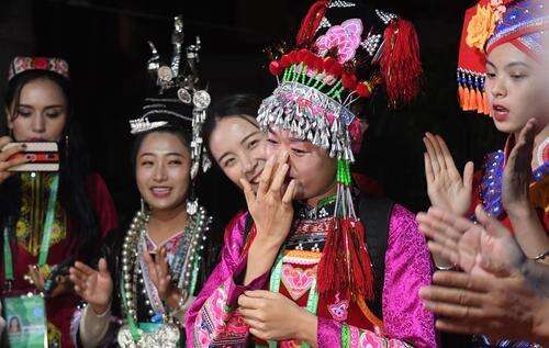 倪玉芬感动得热泪直流02.jpg 倪玉芬感动得热泪直流02.jpg