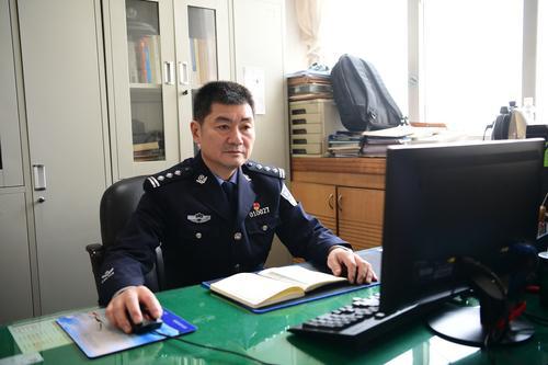 耿杰.jpg 耿杰.jpg