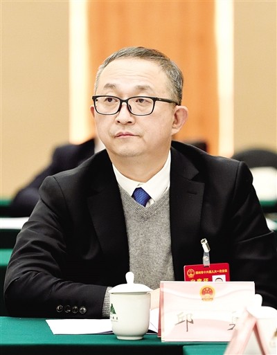 邱勇.jpg 邱勇.jpg