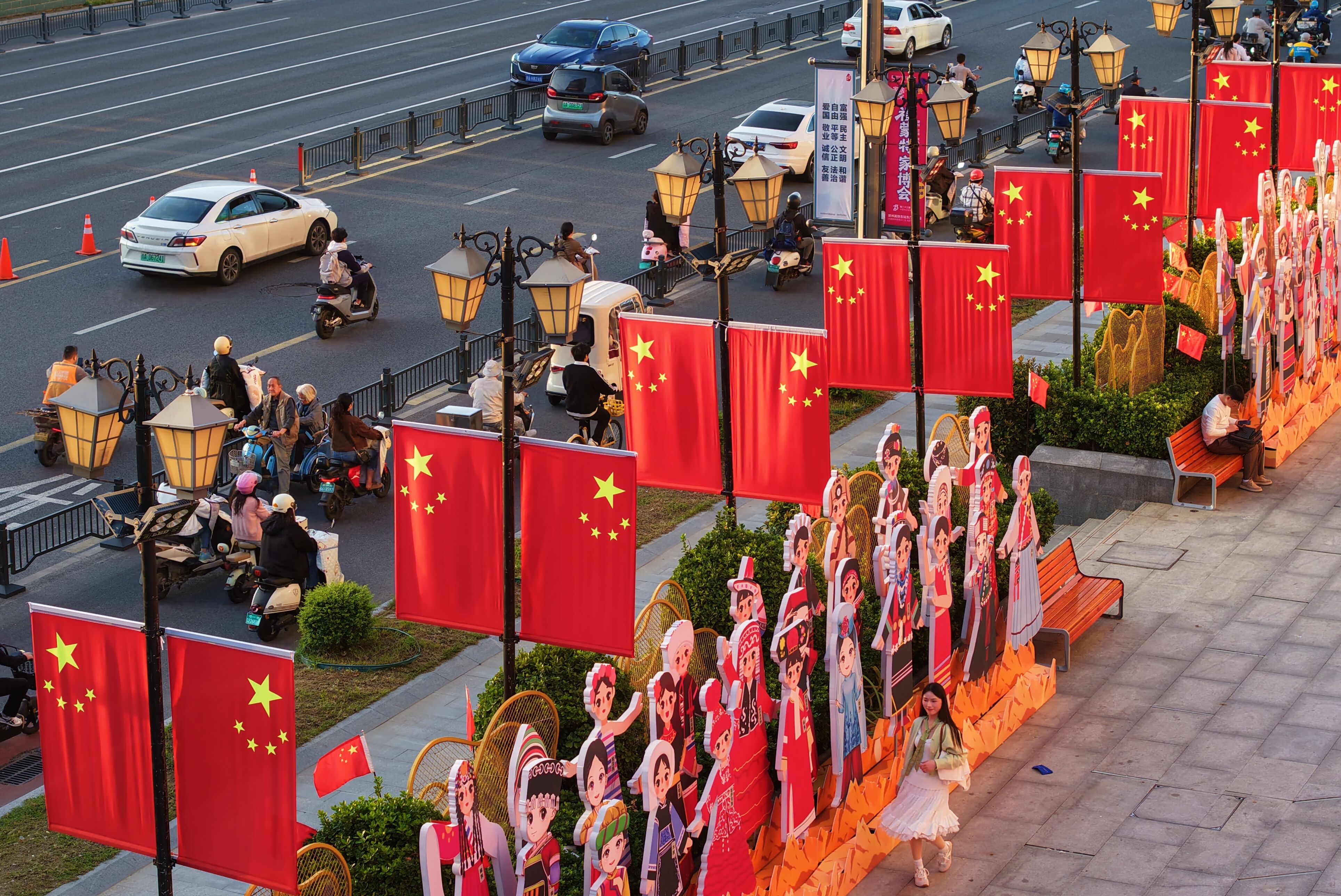 国庆临近，郑州街头飘起中国红