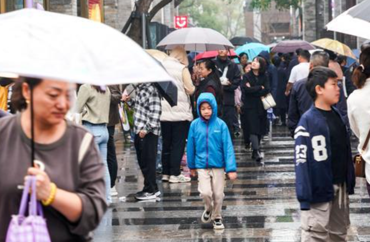 郑州阴雨持续气温走低 市民冬衣御寒