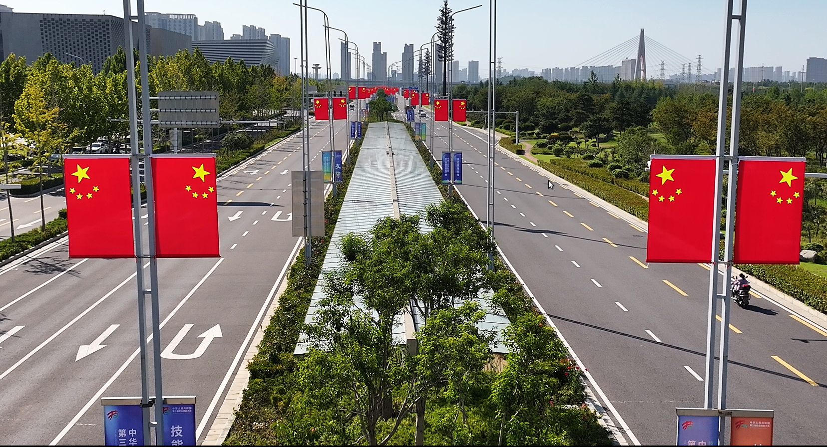 国旗招展，满城尽显“中国红”