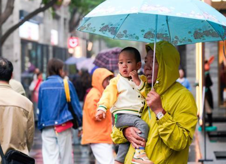 郑州阴雨持续气温走低 市民冬衣御寒