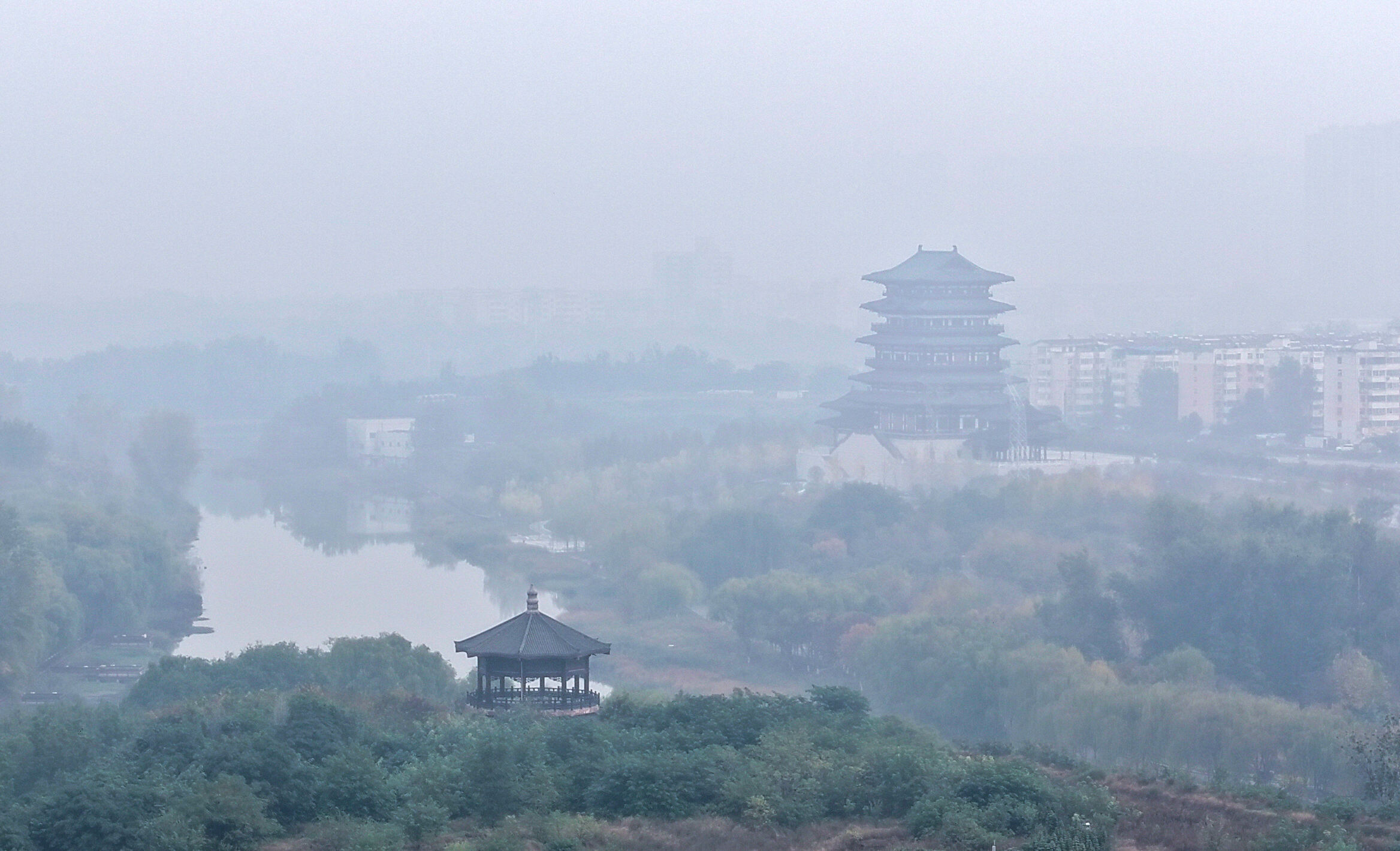 雾中西流湖 梦幻水墨景