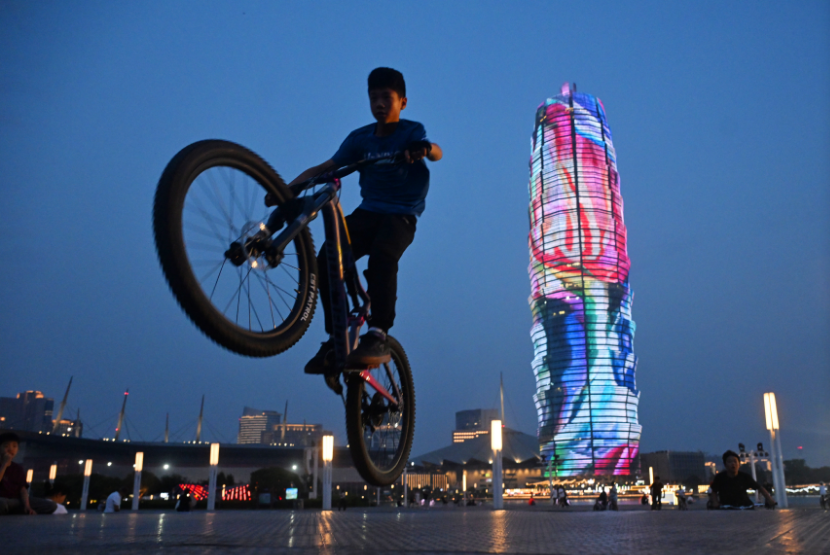 夜郑州丨夏夜的如意湖畔，成了郑州的文旅观光休闲地