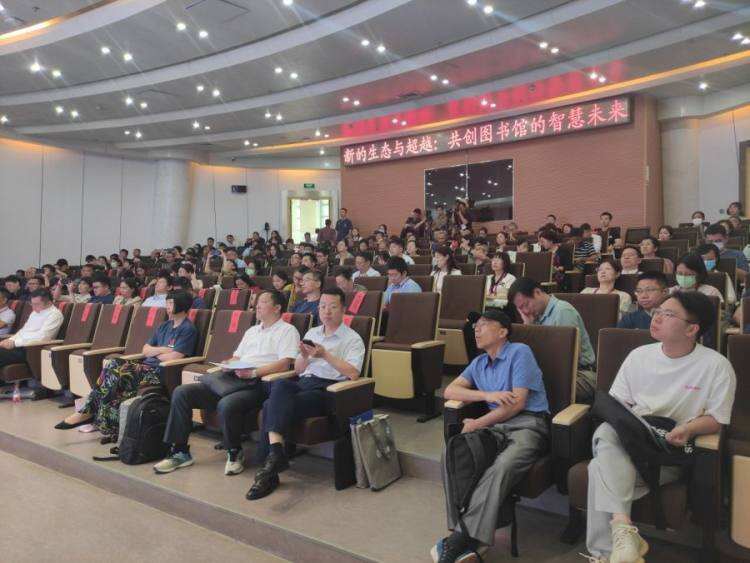 教育部高校图书情报工作委员会副主任崔波：“老家河南”高朋满座，为图书馆智慧未来建言献策