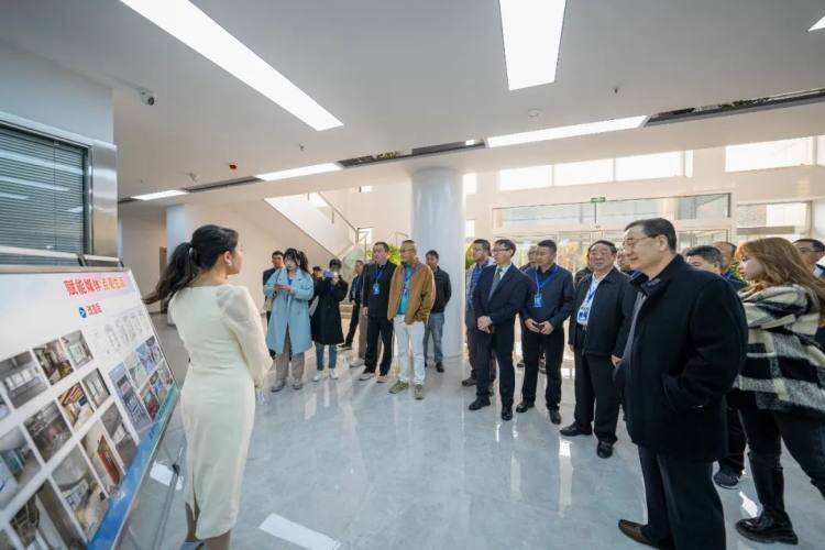 相聚西宁，全国20余家党报共话融媒体发展