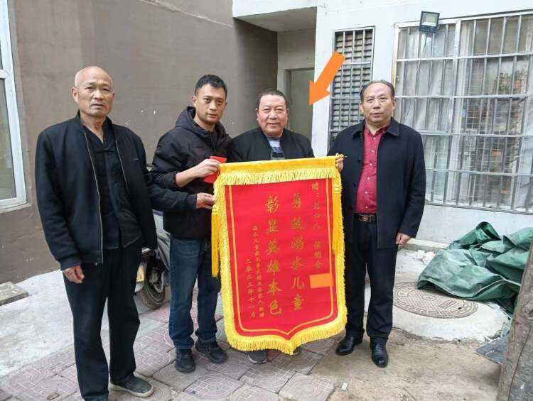 郑州七岁孩子失足落水，三勇士挺身而出