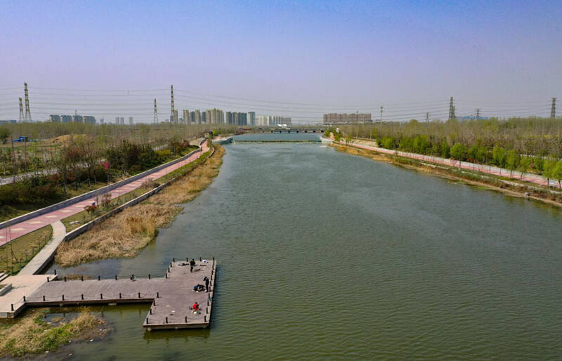 3月23日,记者从中牟县万三公路附近的贾鲁河东风渠交汇处开始,沿