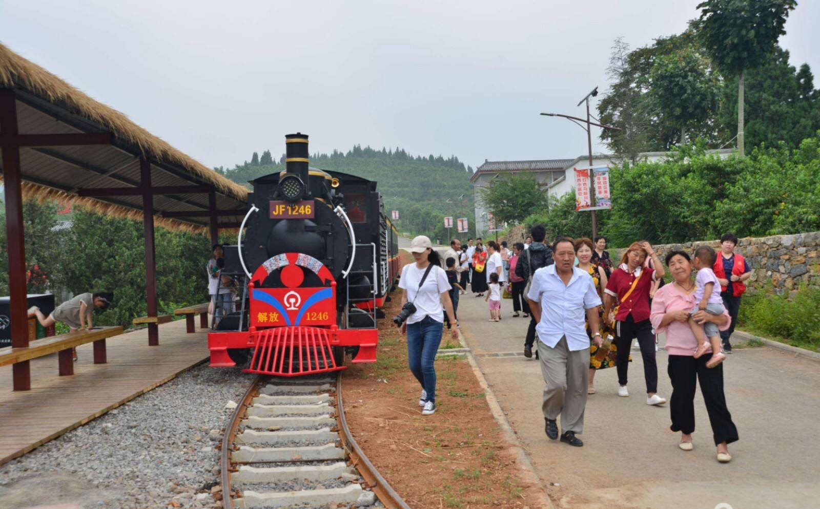 "7月18日,登封市马峪川红色旅游度假区蒸汽小火车从景区门口"南湖站"