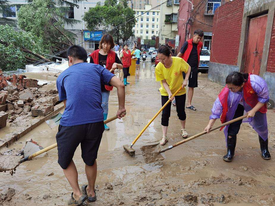 受强暴雨影响,二七区淮河路街道政