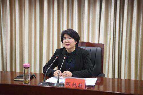 在平行线教育航海路校区,张艳敏查看了培训机构的办学环境,师资建设