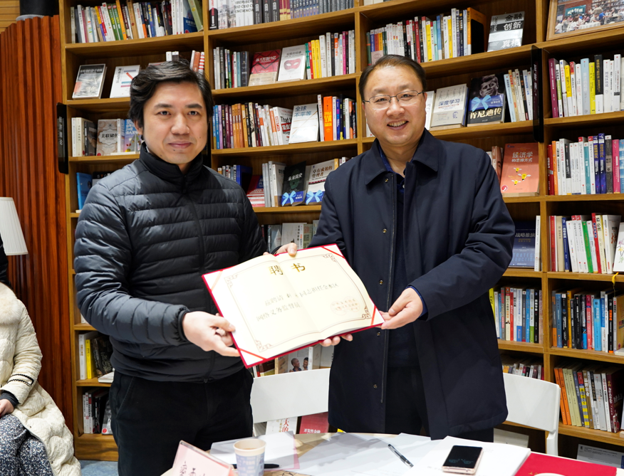 牛满仓指出,作为金水区网络义务监督员,过去一年各位网络大v在监督