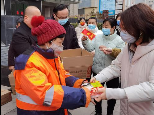 关江娜说,办事处近年来发动100余家爱心企业,30余家社会组织,通过