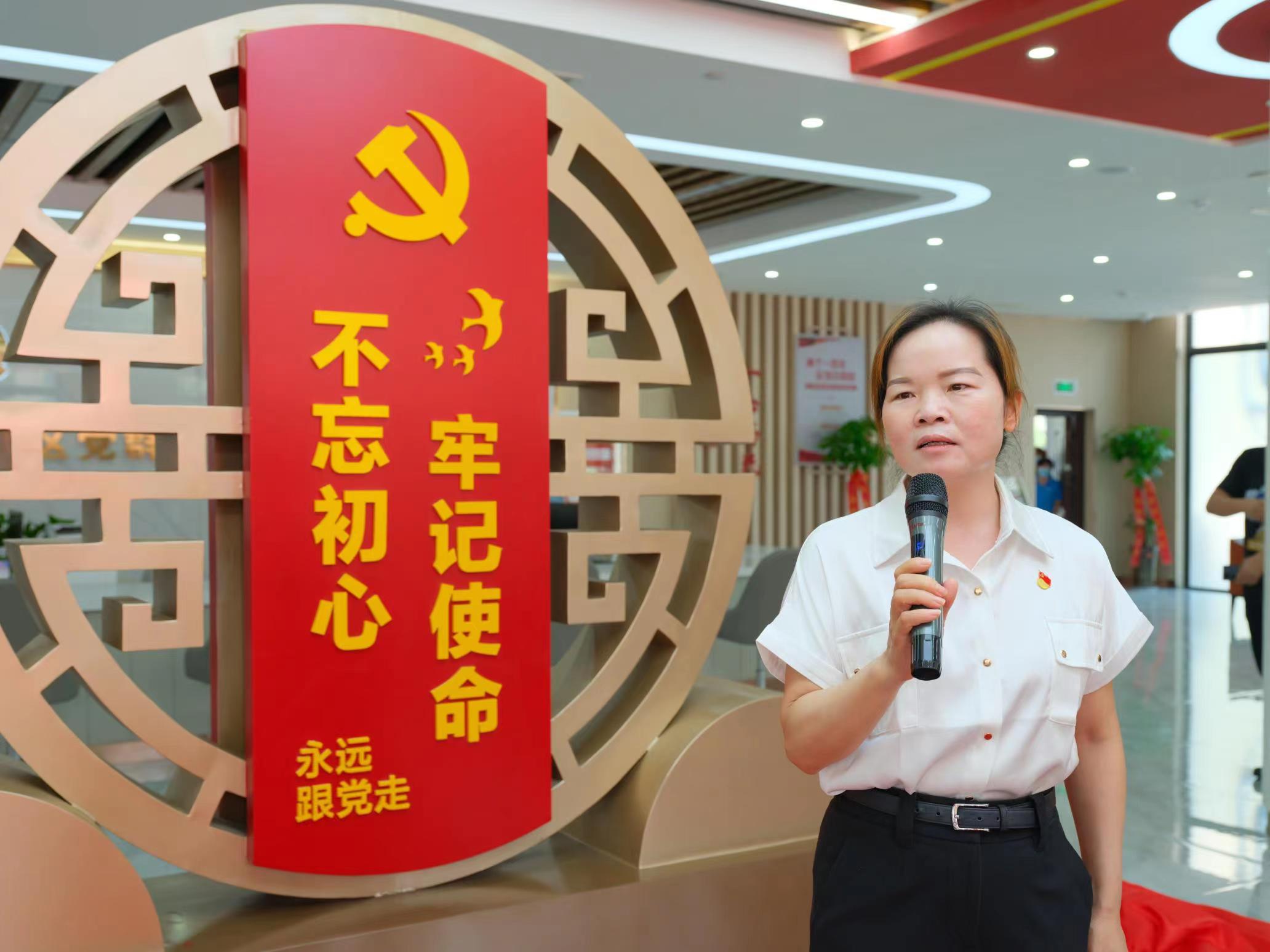 在当天的启动仪式上,梧桐办事处党工委书记张艳茹,瓦屋李社区党委书记