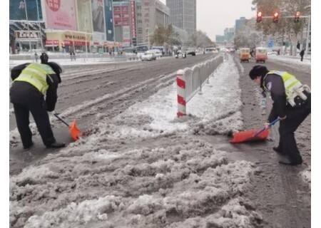 郑州交警以雪为“令”，守护市民出行平安