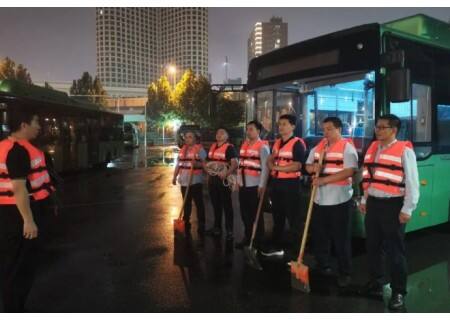 大暴雨突袭！郑州迅速应对→